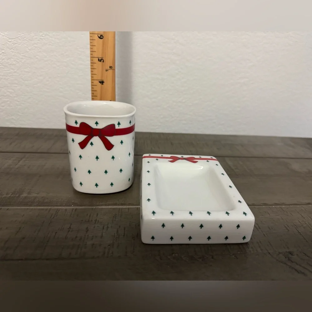 Vintage Festive Bathroom Set with Red Bow Design (NWT)